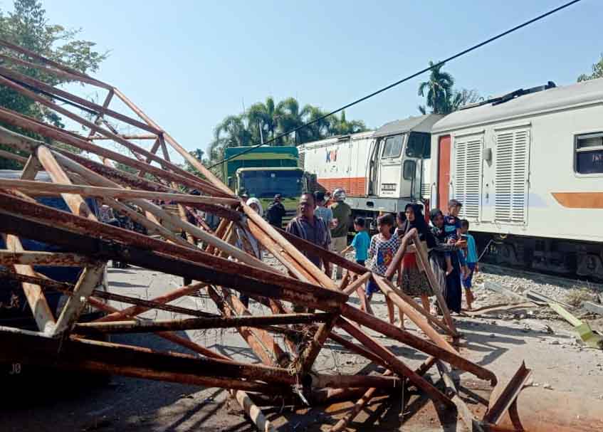 Berita Padang - berita Sumbar terbaru dan terkini hari ini: Kereta Api Sibinuang kecelakaan di kawasan Jalan Adinegoro Padang.