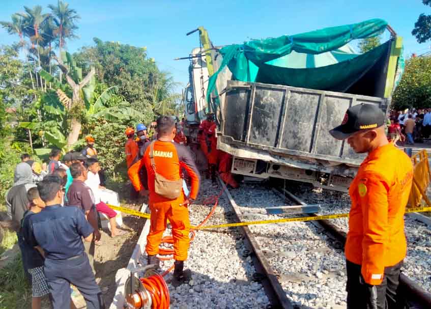 Berita Padang - berita Sumbar terbaru dan terkini hari ini: Proses evakusi truk yang dihantam Kereta Api Sibinuang menggunakan eskavator.