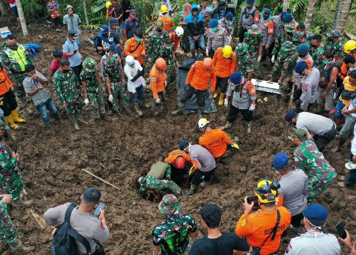 Berita Pasaman - berita Sumbar terbaru dan terkini hari ini: Tim gabungan kembali menemukan jenazah korban tertimbun longsor di Pasaman.