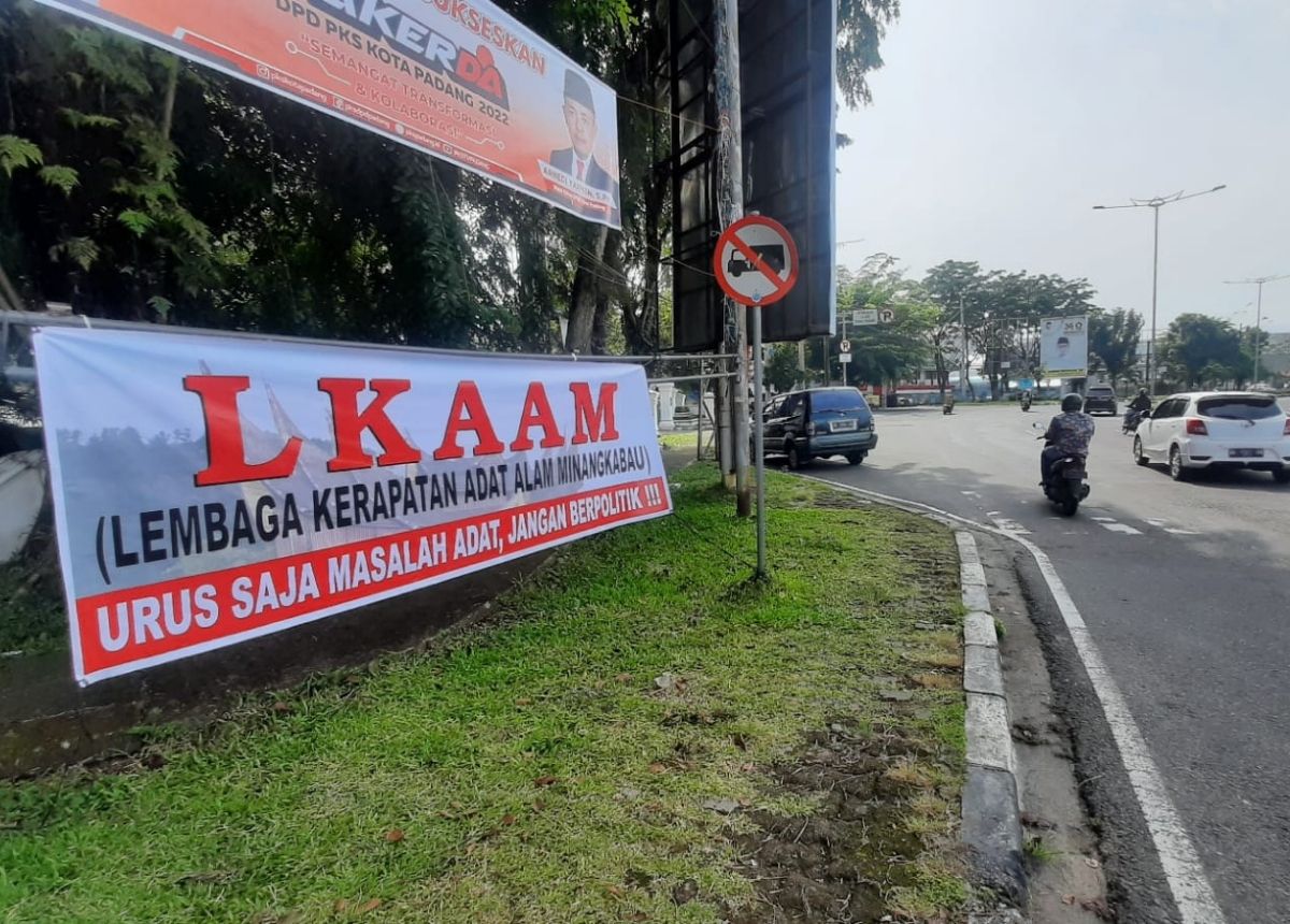 Berita Sumbar terbaru dan terkini hari ini: Satu spanduk menyinggung LKAAM Sumbar terpasang di simpang tiga di depan gedung DPRD Sumbar.