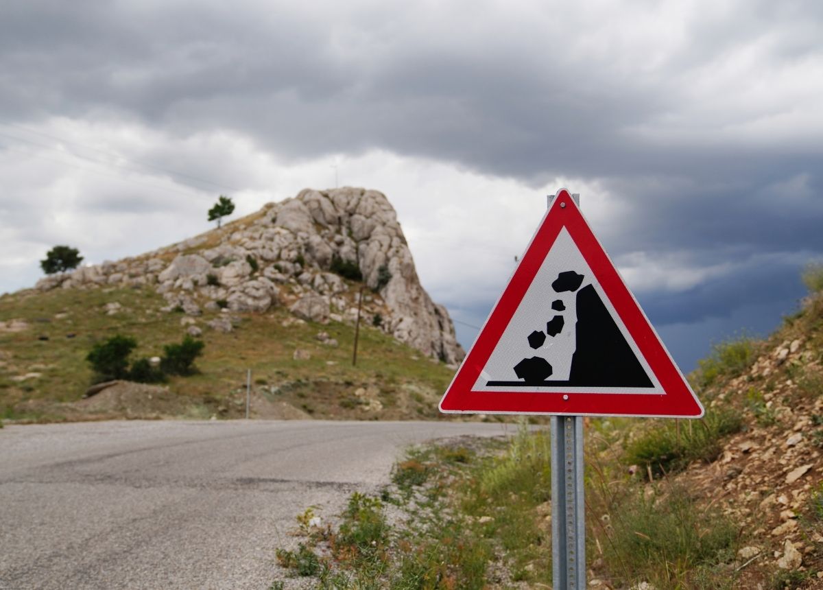 Berita Sumbar terbaru dan terkini hari ini: Dishub Sumbar mencatat ada sebanyak 12 ruas jalan yang rawan longsor di wilayah Provinsi Sumbar.