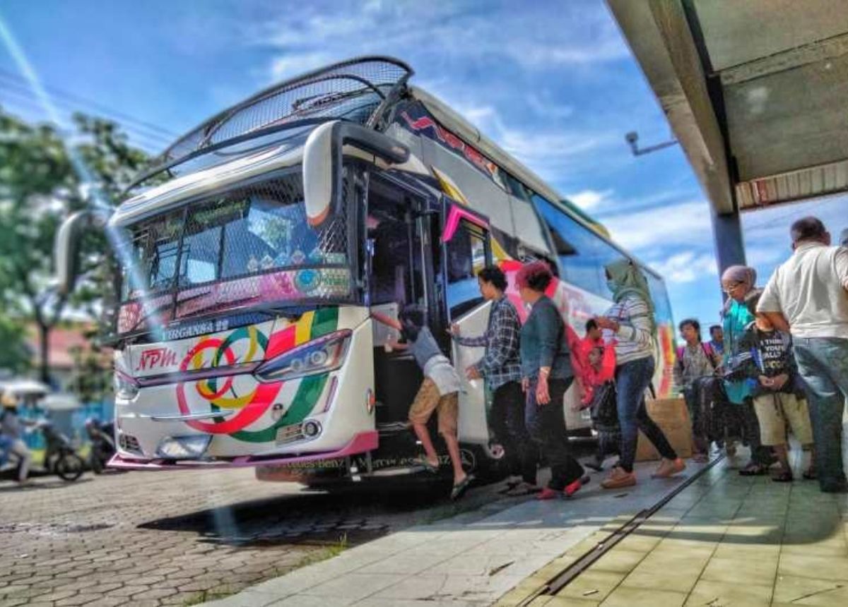 Bus merupakan salah satu transportasi umum yang paling banyak diminati oleh para perantau untuk pulang ke kampung halaman saat lebaran.