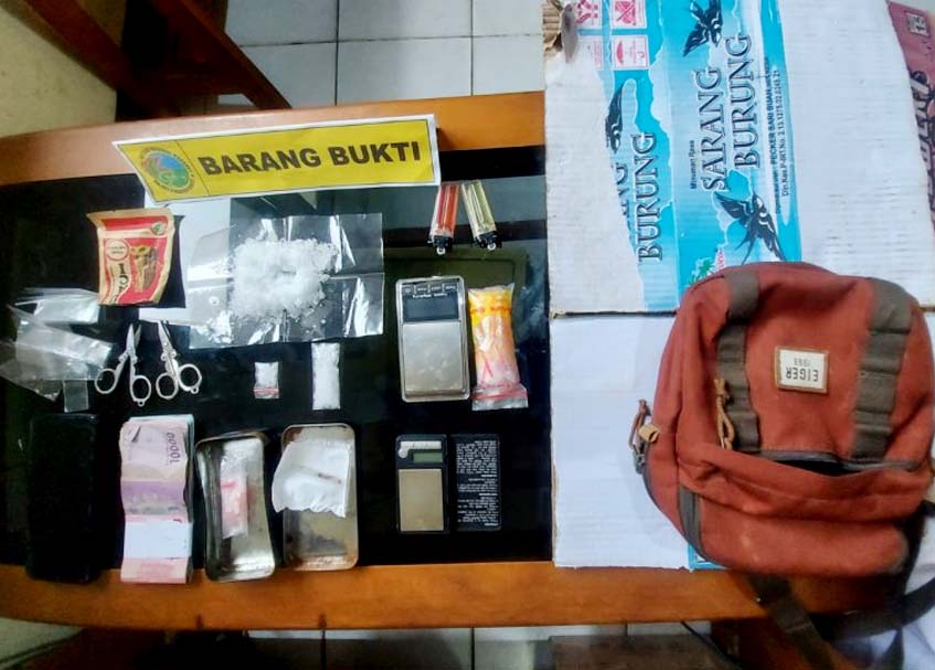 Berita Pasaman Barat - berita Sumbar terbaru dan terkini hari ini: Pria di Sungai Aur Pasbar ditangkap saat transaksi sabu tengah malam.