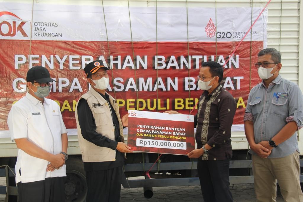 OJK Salurkan Bantuan Logistik dan Bahan Makanan untuk Korban Gempa Pasaman Barat