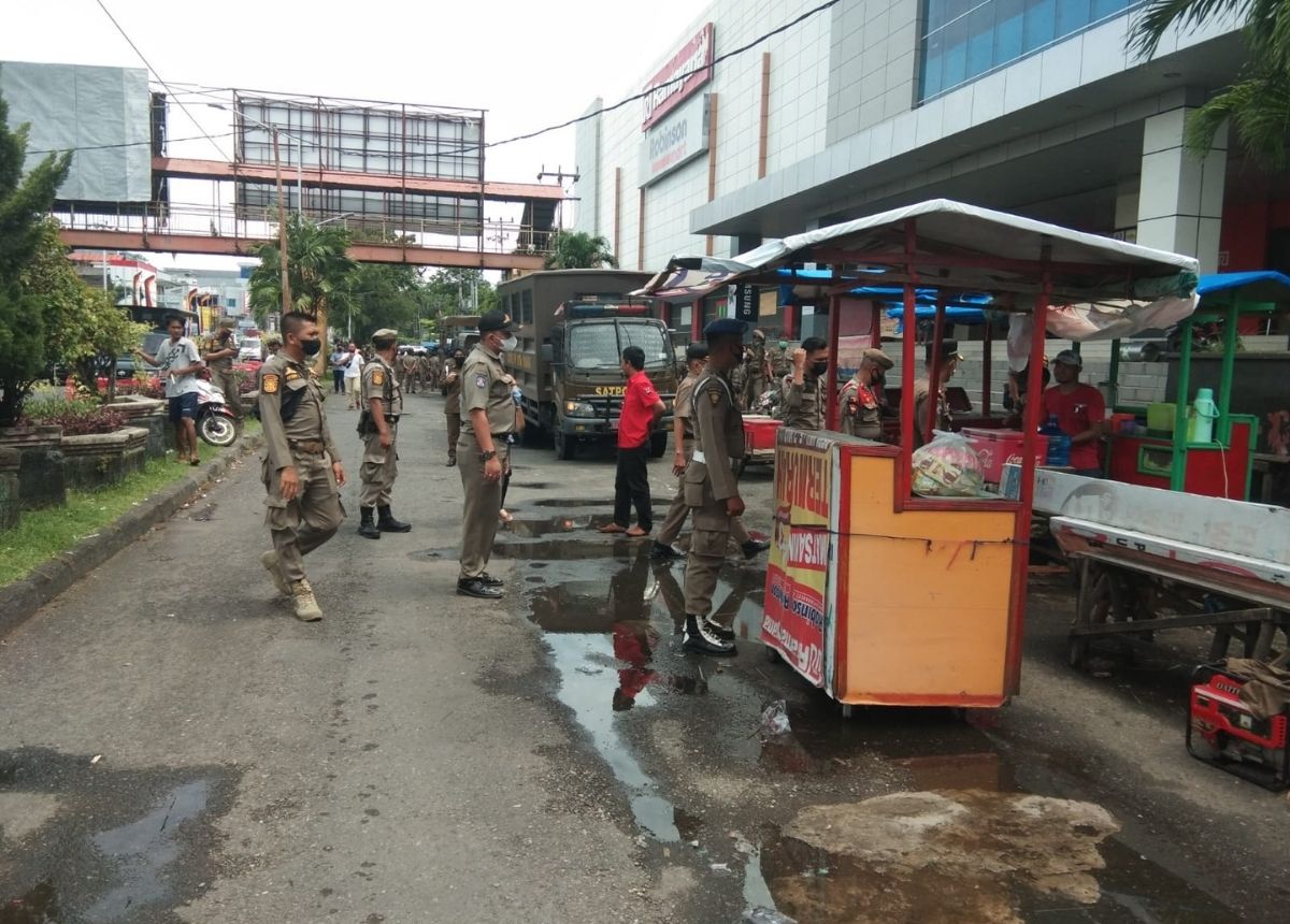 Berita Padang - berita Sumbar terbaru dan terkini hari ini: Enam lapak PKL di depan Ramayana ditertibkan oleh personel Satpol PP Padang.