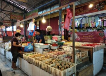 Aktivitas jual beli di Pasar Batusangkar, Sabtu (26/3/2022). Foto: Notas