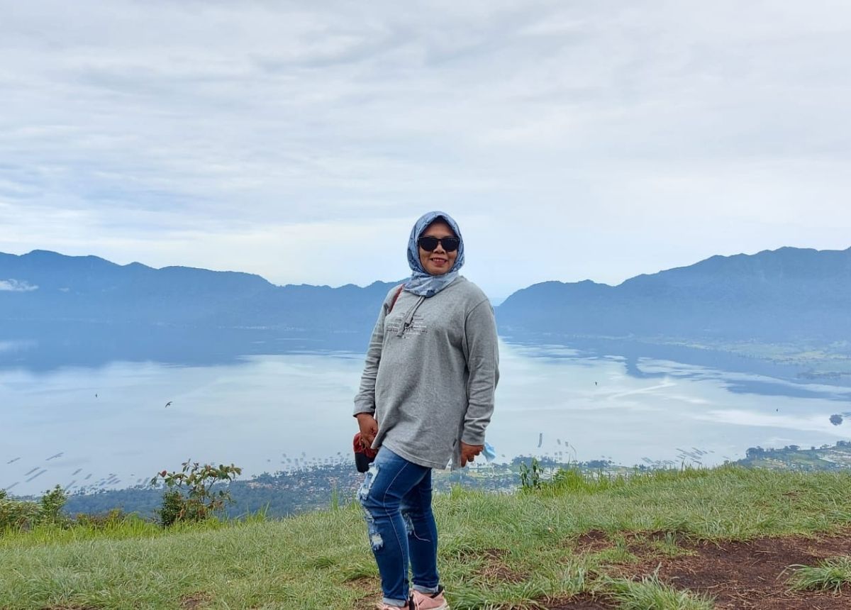 Berita Sumbar terbaru dan terkini hari ini: Di Kota Padang, Sumbar, juga terdapat pawang hujan ternama, dia bernama Iria Munengsih.