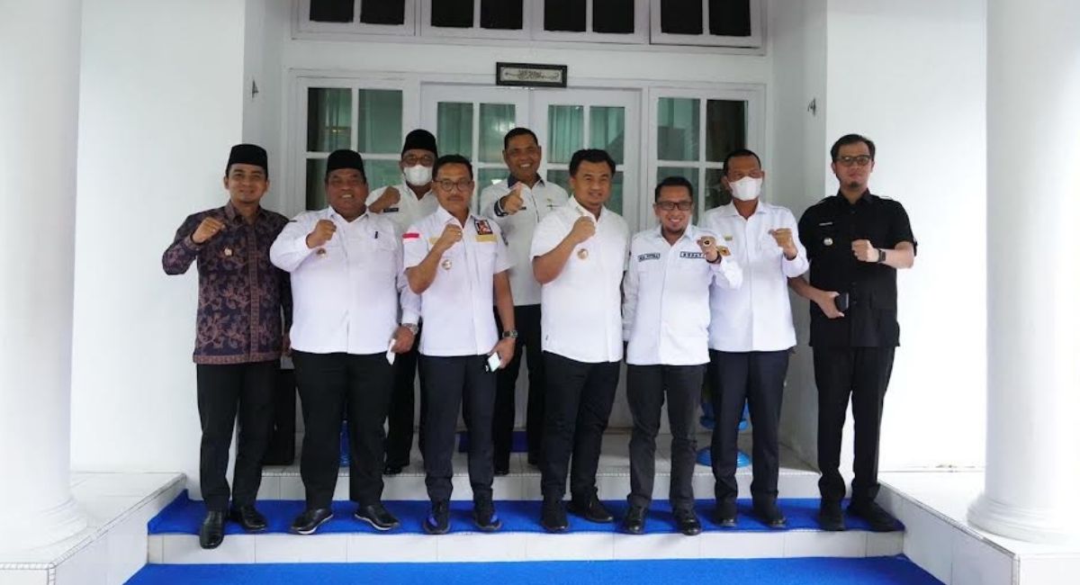 sutan-riska-berkumpul-bersama-9-kepala-daerah-di-tanah-datar
