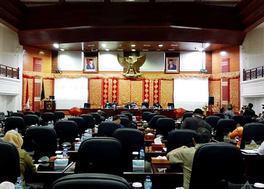 Langgam.id - Setelah beberapa kali diskors, akhirnya sidang paripurna di DPRD Sumbar untuk memutuskan anggota masing-masing komisi tuntas.