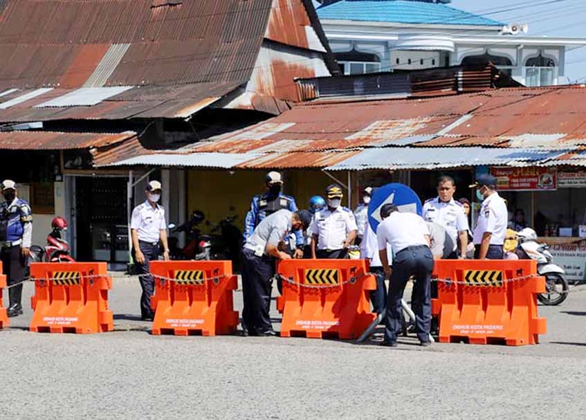 Berita Padang - berita Sumbar terbaru dan terkini hari ini: Ribuan pengunjung di sore Ramadan kembali ramai hilir mudik di Pasar Baru Padang.