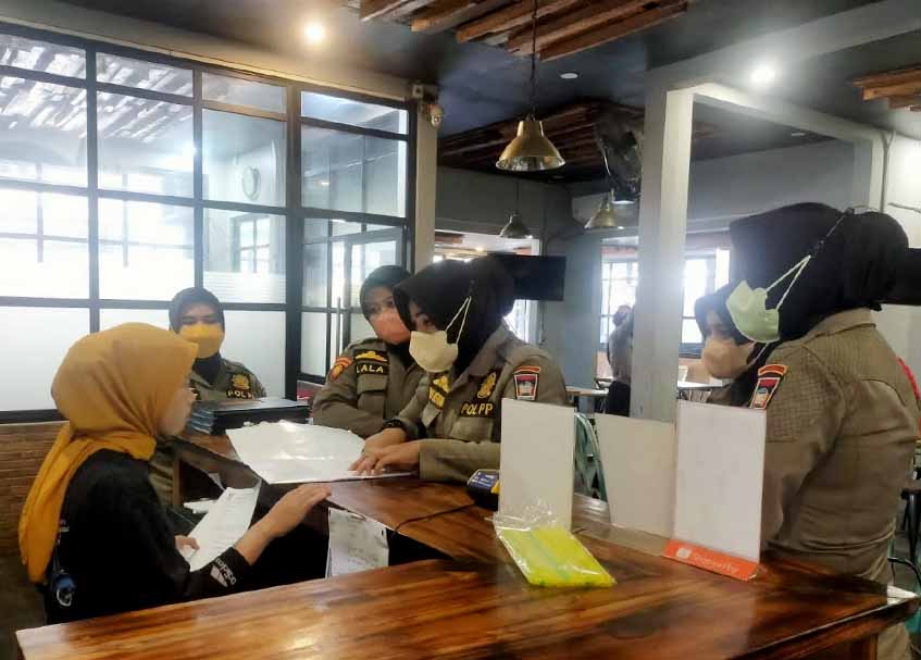 Berita Padang - berita Sumbar terbaru dan terkini hari ini: Satpol PP Padang terus berupaya mengantisipasi pelanggaran perda selama Ramadan.