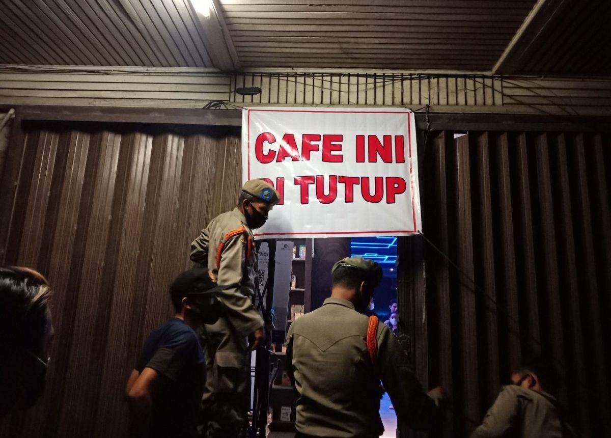 Berita Padang - berita Sumbar terbaru dan terkini hari ini: Satpol PP Padang menutup sementara Kafe Situ Party tidak mengindahkan teguran.