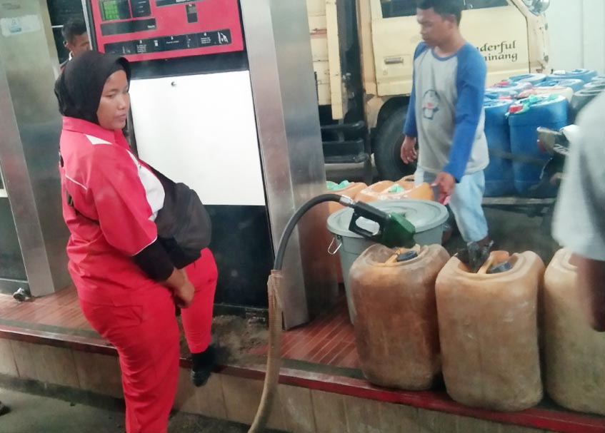 Berita Sumbar terbaru dan terkini hari ini: Polisi telah mengungkap enam kasus BBM bersubsisi di Sumbar rentang waktu Januari-April 2022.