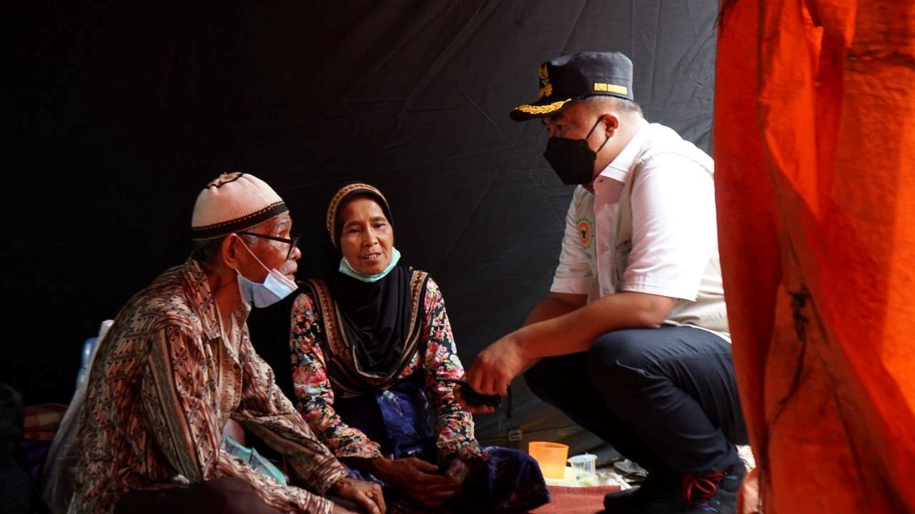 Di Pengungsian Gempa Pasbar, Cik Lis Terima Bantuan Sutan Riska