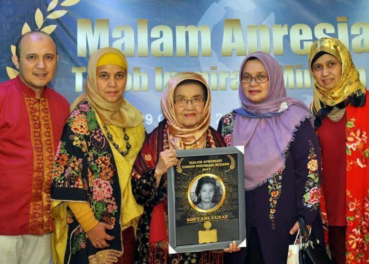 Berita Sumbar terbaru dan terkini hari ini: Tokoh budaya Minangkabau yang dikenal sebagai koreografer Syofyani Yusaf meninggal dunia.
