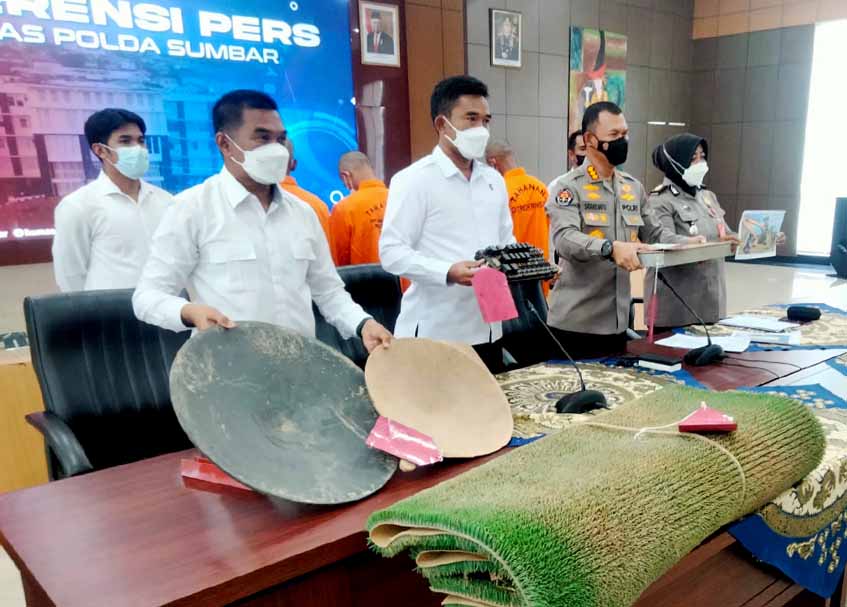 Berita Sumbar terbaru dan terkini hari ini: Polda Sumbar meringkus empat terduga penambang ilegal di Kabupaten Pasaman dan Sijunjung.