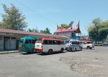 Kondisi sehari-hari Terminal Piliang Dobok di Batusangkar, Kabupaten Tanah Datar. Terminal ini menjadi tempat tidur mini bus tua, dan hanya disinggahi beberapa bus jurusan ke Jakarta jelang siang. Foto: Kadafi