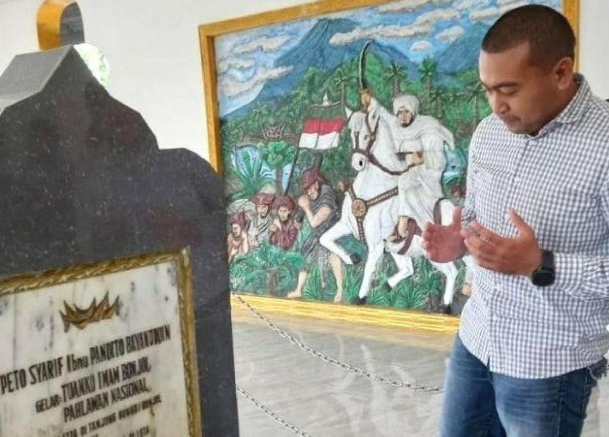 Berita Sumbar terbaru dan terkini hari ini: Wagub Sumbar Audy Joinaldy berziarah ke makam Tuanku Imam Bonjol di Minahasa, Sulawesi Utara.
