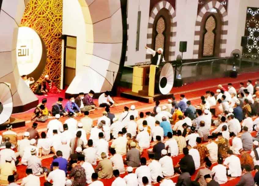 Langgam.id - Ustad Derry Sulaiman mengajak para ASN Pemerintah Provinsi (Pemprov) Sumatra Barat (Sumbar) untuk selalu ingat terhadap akhirat.