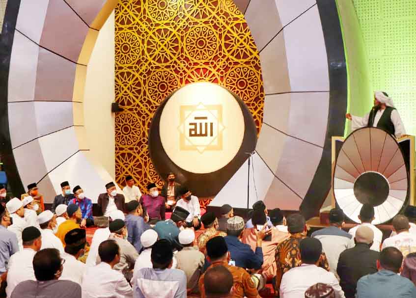 Langgam.id - Ustad Derry Sulaiman mengajak para ASN Pemerintah Provinsi (Pemprov) Sumatra Barat (Sumbar) untuk selalu ingat terhadap akhirat.