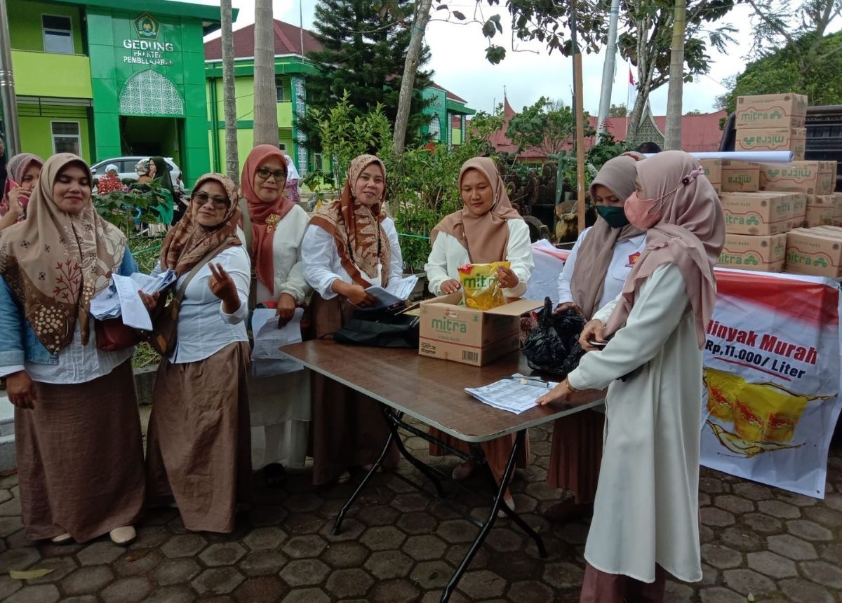 Berita Bukittinggi - berita Sumbar terbaru dan terkini hari ini: DPC Partai Gerindra menjual minyak goreng harga murah Rp11 ribu per liter.
