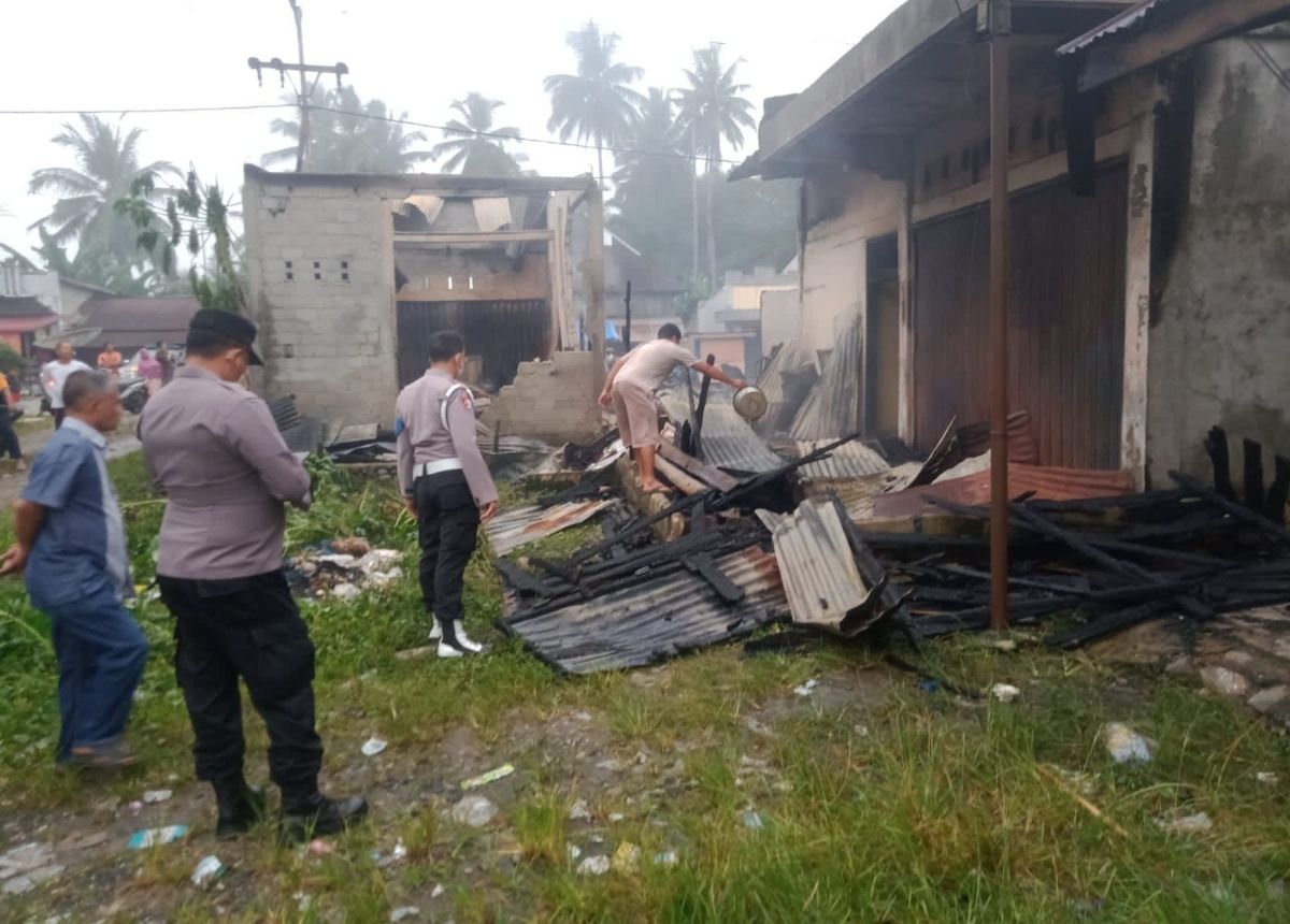 Berita Dharmasraya - berita Sumbar terbaru dan terkini hari ini: Kebakaran di Pasar Sitiung, Dharmasraya. Delapan ruko hangus terbakar.