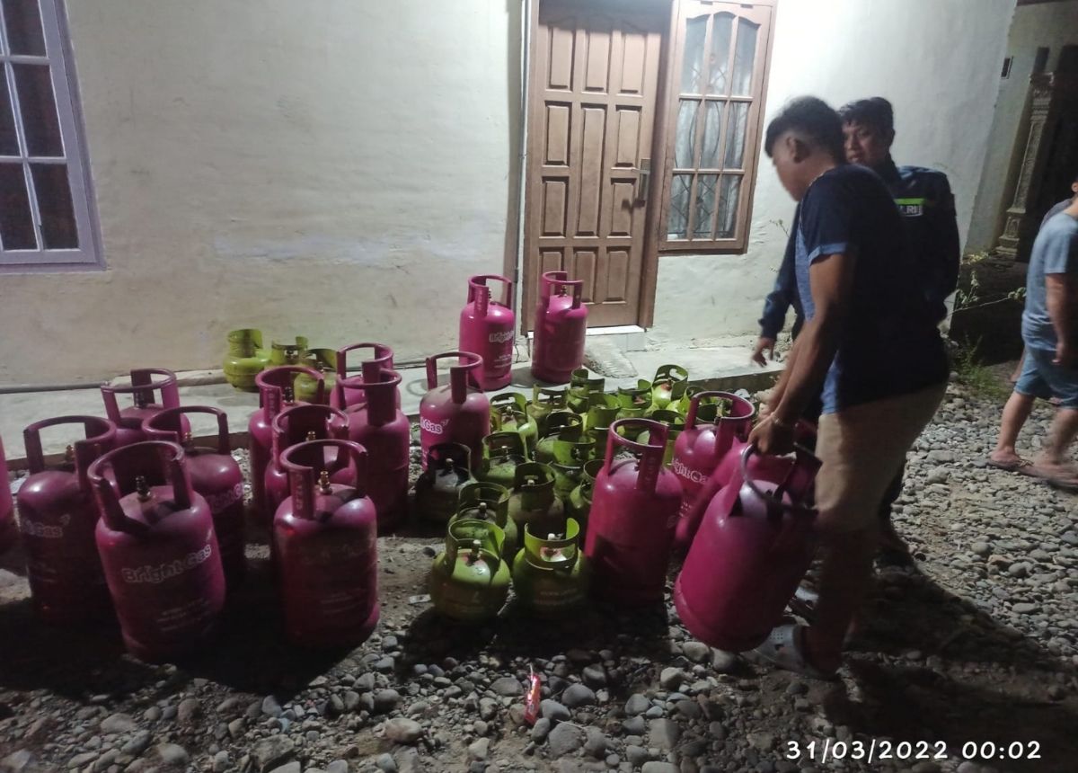 Berita Padang - berita Sumbar terbaru dan terkini hari ini: Satu keluarga di Kota Padang dilarikan ke rumah sakit karena alami luka bakar.