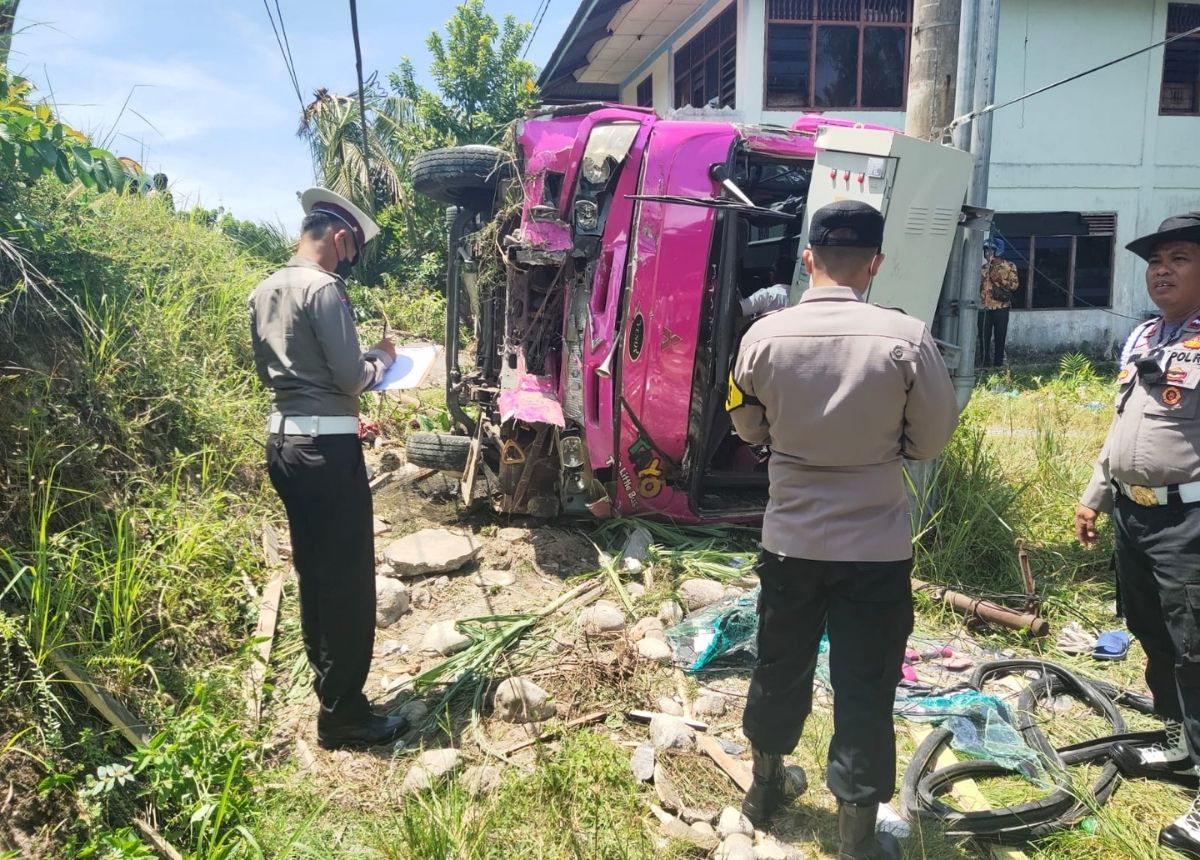 Berita Agam - berita Sumbar terbaru dan terkini hari ini: Satu unit bus berpenumpang rombongan mahasiswa mengalami kecelakaan di Agam.