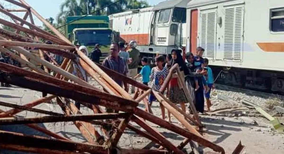Penjelasan PT KAI Soal Tabrakan KA Sibinuang dengan Truk Hingga Rusak Lokomotif