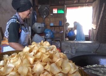 Berita Bukittinggi - berita Sumbar terbaru dan terkini hari ini: Produsen kerupuk sanjai di Bukittingi terpaksa kurangi jumlah produksi karena minyak goreng curah langka dan mahal.