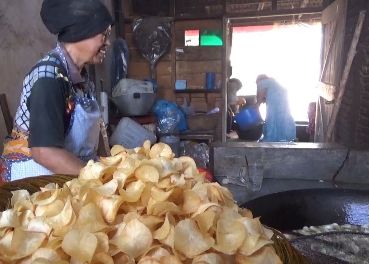 Berita Bukittinggi - berita Sumbar terbaru dan terkini hari ini: Produsen kerupuk sanjai di Bukittingi terpaksa kurangi jumlah produksi karena minyak goreng curah langka dan mahal.