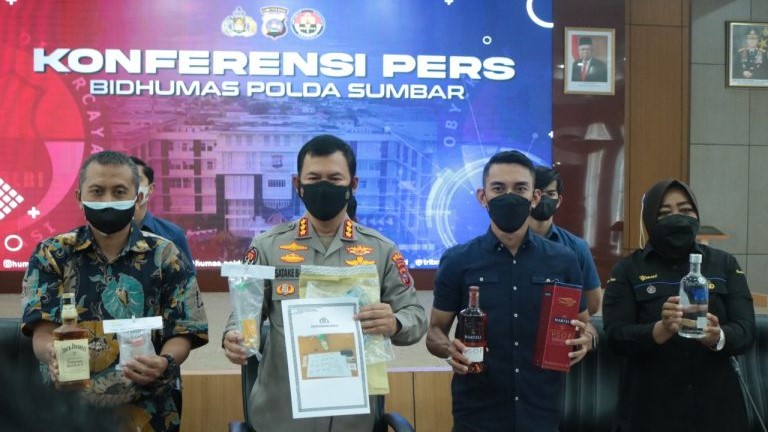 Tangkap Penjual Miras Tanpa Izin di Bukittinggi, Polda Temukan Sabu