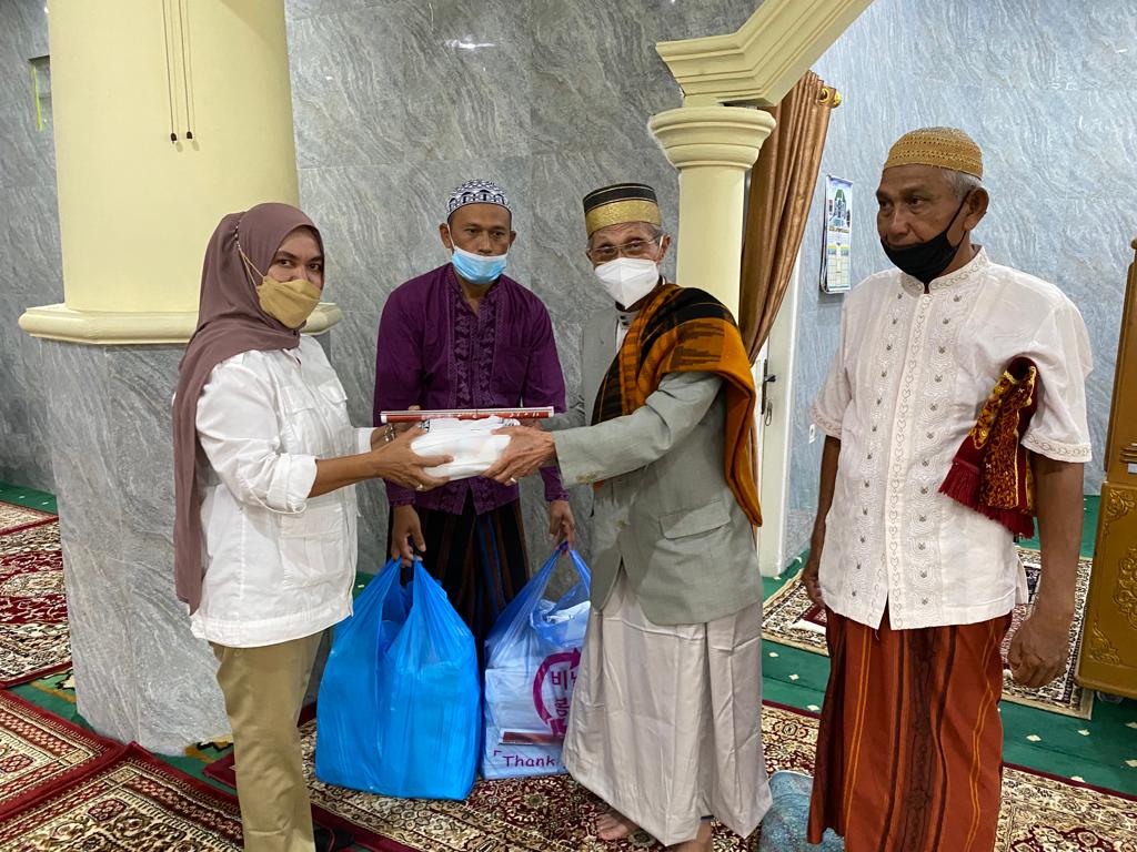 Andre Rosiade Berbagi Ratusan Nasi Kotak Jumat Berkah di Nanggalo