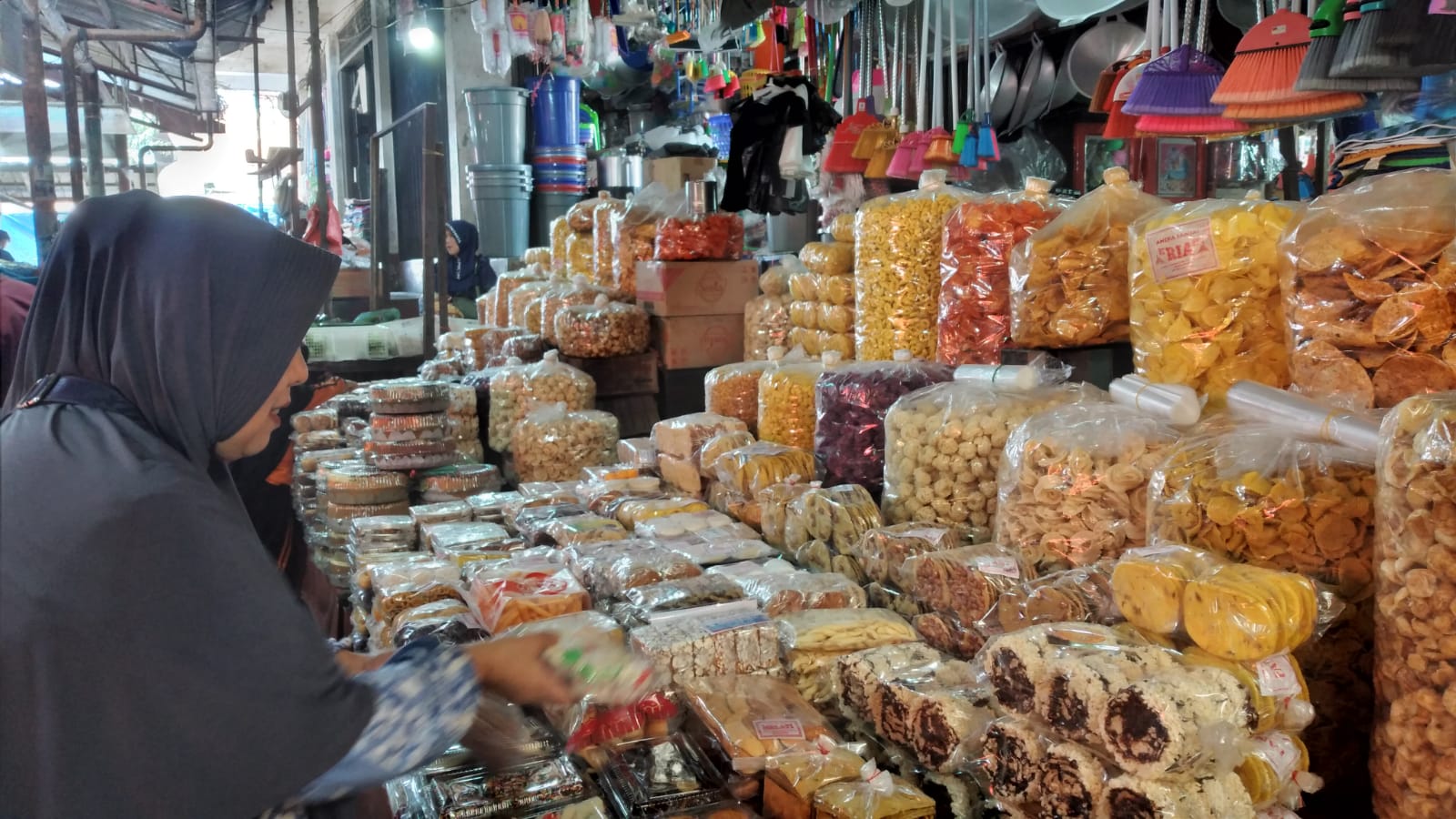 Harga Minyak Goreng Naik, Pedagang Kue Kering di Tanah Datar Menjerit