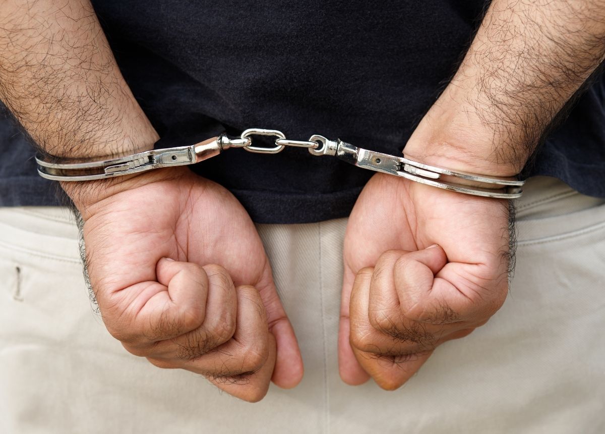 im Klewang telah menggelandang salah seorang pemalak yang biasa beraksi di Jembatan Baru belakang Hotel Pangeran Beach. Pelaku berinisial “M” dibekuk, Kamis (1/5/2025) malam.