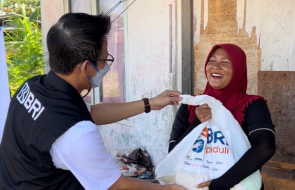 Sambut Lebaran, BRI RO Padang Bagikan 1.000 Paket Sembako untuk Warga