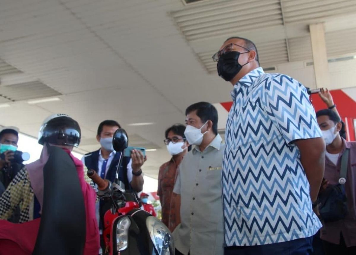 Berita Padang - berita Sumbar terbaru dan terkini hari ini: Antrean kendaraan di SPBU di Padang akibat kelangkaan solar tidak ada sepekan