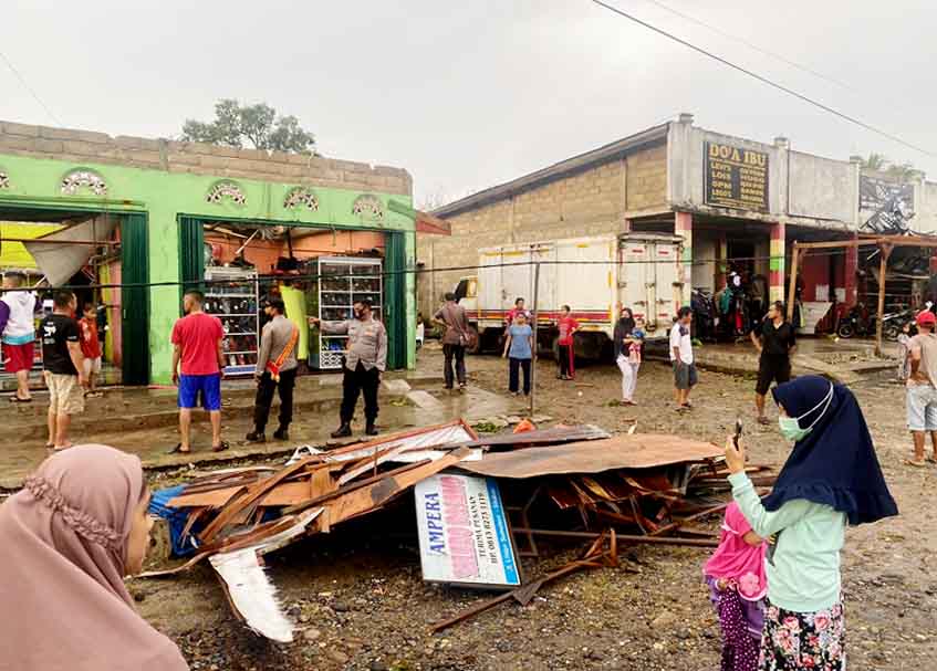 Berita Dharmasraya - berita Sumbar terbaru dan terkini hari ini: Sejumlah rumah porak-poranda akibat angin kencang di Sikabau Dharmasraya.