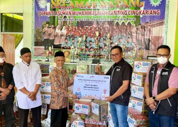 Direktur Bisnis Kecil dan Menengah BRI Amam Sukriyanto menyerahkan bantuan sembako BRI kepada Panti Asuhan Muhammadiyah Ranting Cingkariang, Agam. (Foto: Humas BRI Padang)