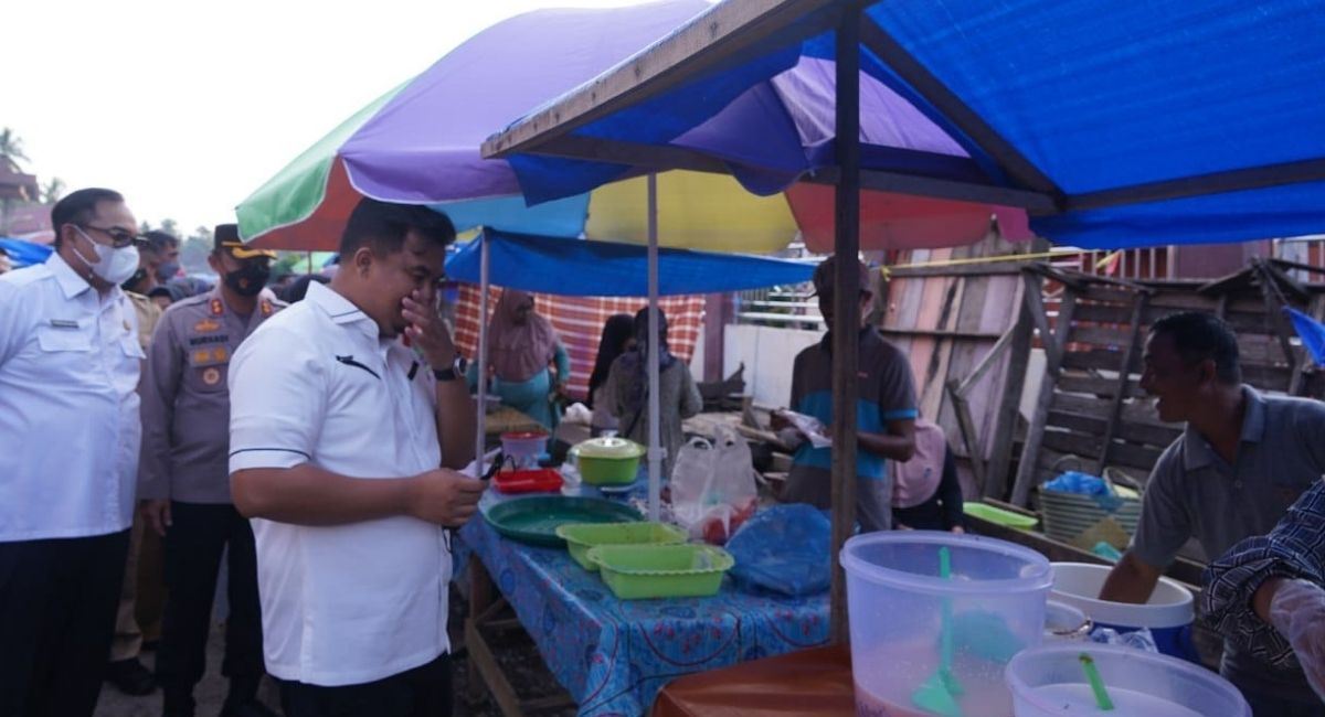 Tinjau Pasar Pabukoan, Sutan Riska Ingatkan Standar Kesehatan Makanan