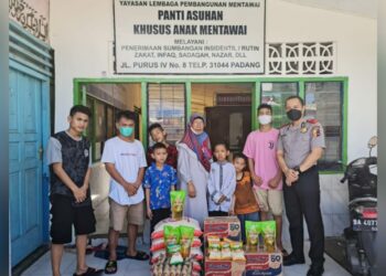 Kompol Albert Zai menyerahkan bantuan untuk Panti Asuhan Anak Mentawai. (Foto: Dok. Kompol Albert)