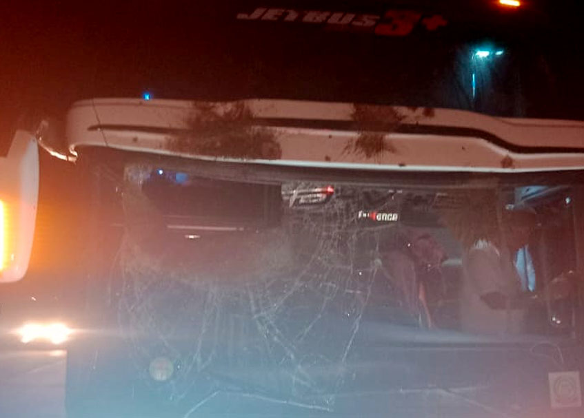 Berita terbaru dan terkini hari ini: Bus NPM dilempari tanah bercampur kerikil di Tol Trans Sumatra Lampung, kaca depan pecah.