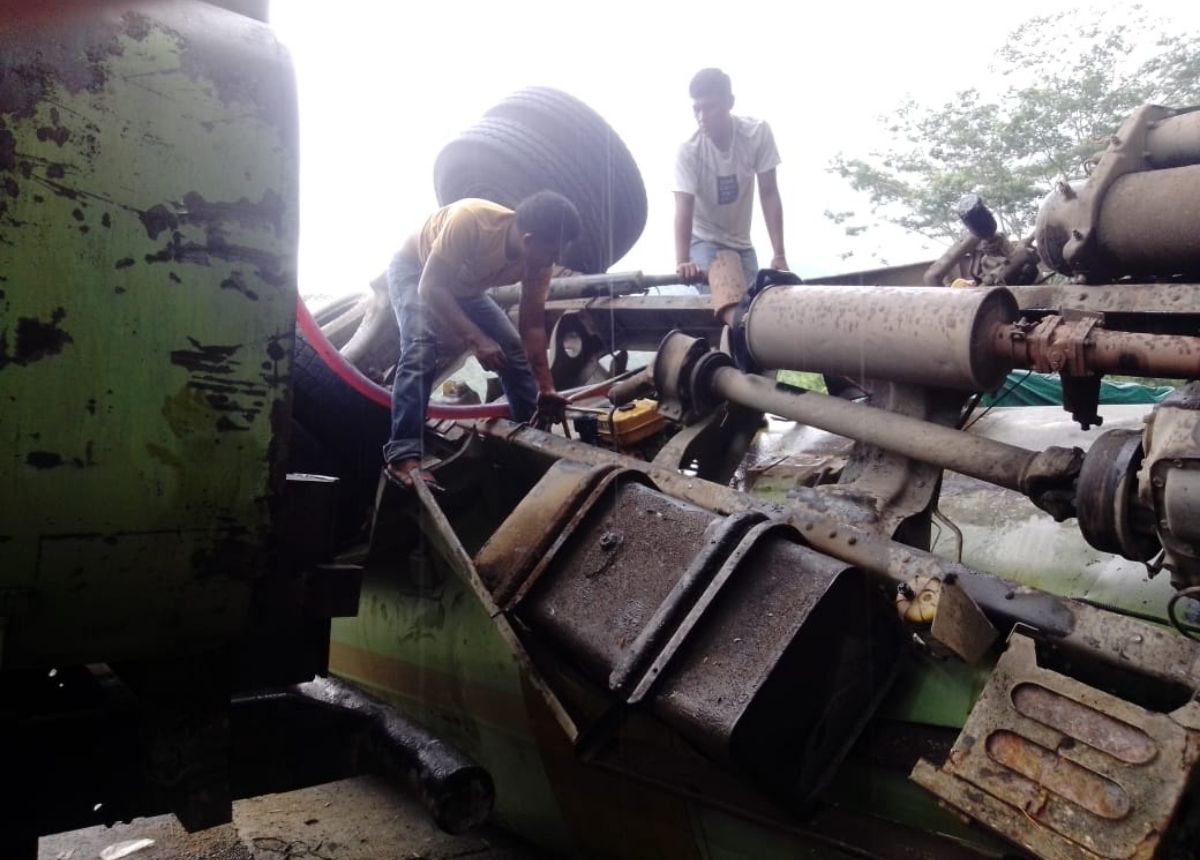 Berita Padang - berita Sumbar terbaru dan terkini hari ini: Saat ini masih berlangsung proses pemindahan muatan CPO dari tangki lain.