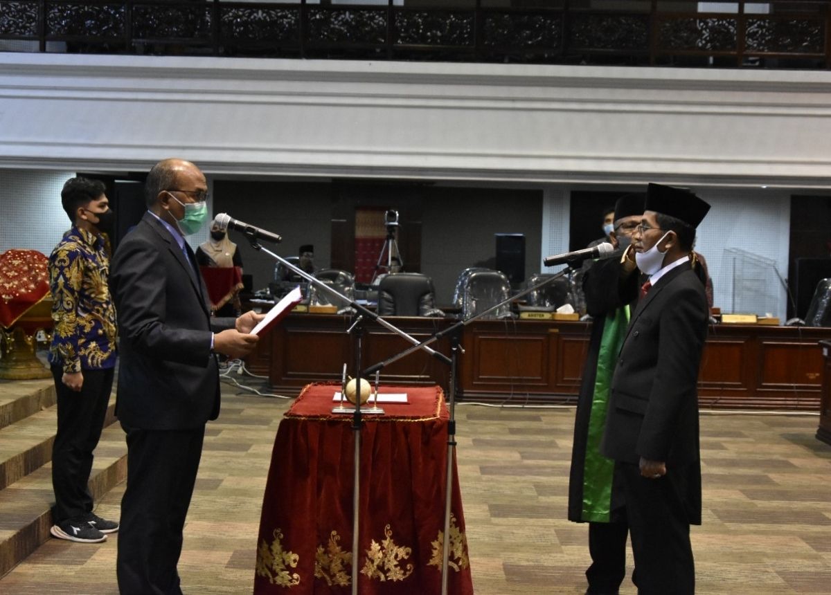 Berita Sumbar terbaru dan terkini hari ini: Asra Faber resmi dilantik sebagai PAW anggota DPRD Sumbar dari Fraksi PKS periode 2019-2024.