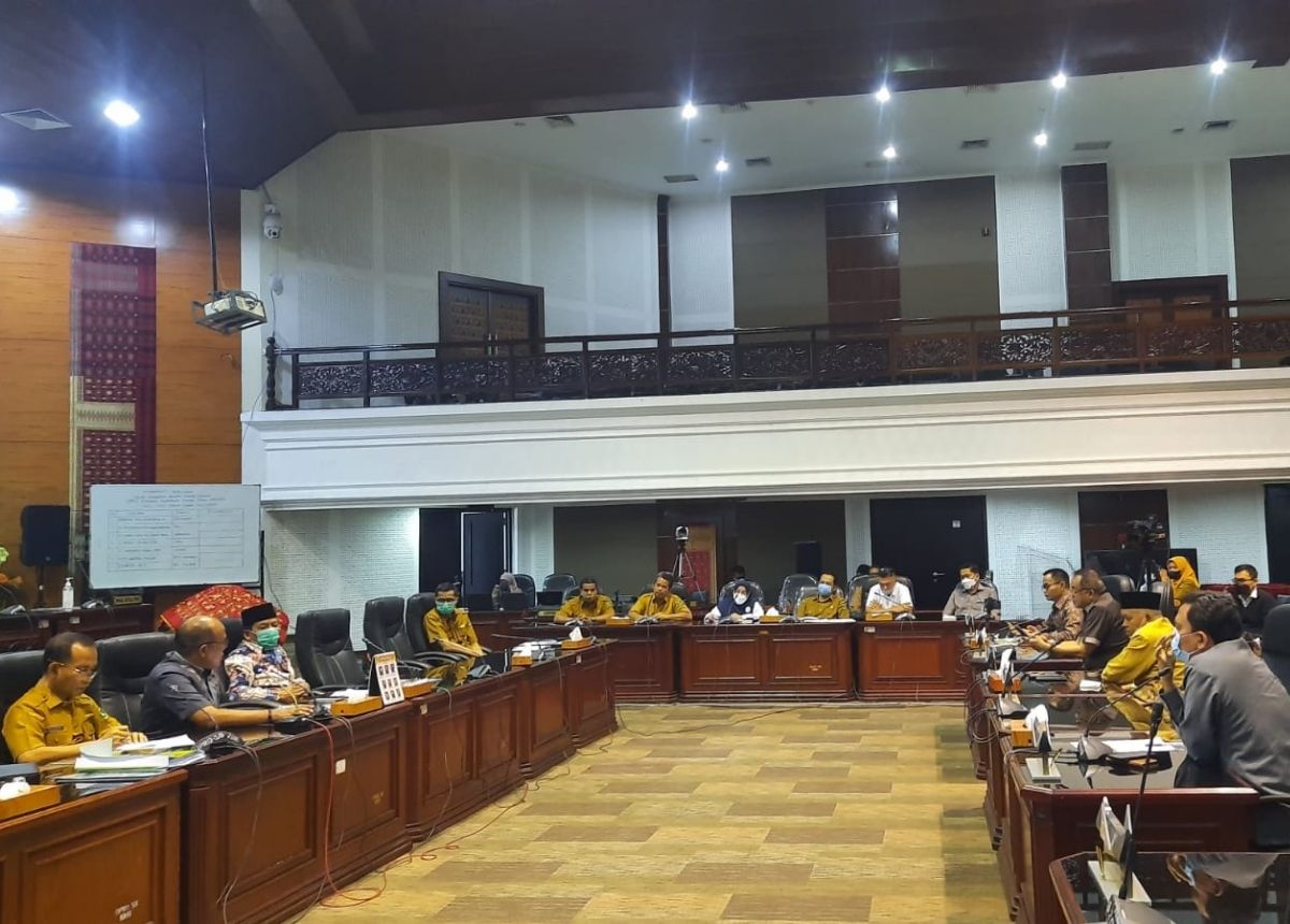 Berita Sumbar terbaru dan terkini hari ini: DPRD Sumbar meminta Pemprov menambah stok minyak goreng untuk diedarkan di tengah masyarakat. 