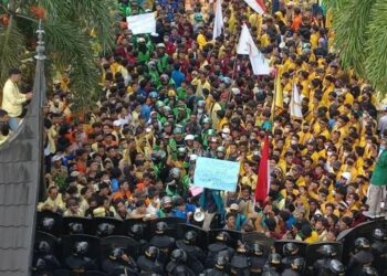 8 Tuntutan Mahasiswa Diterima, Massa Demonstrasi Tetap Ingin Masuk ke Gedung DPRD