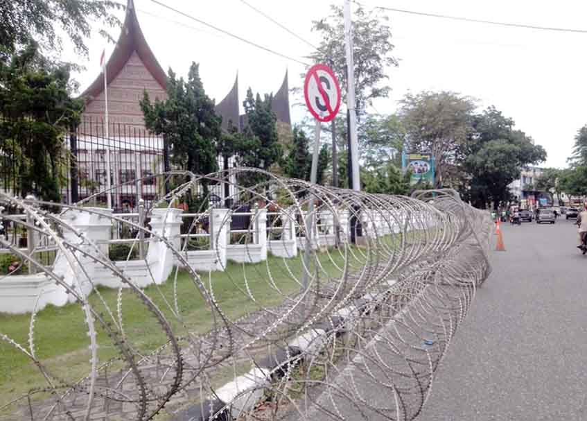 Berita Sumbar terbaru dan terkini hari ini: Menjelang aksi demonstrasi mahasiswa, gedung DPRD Sumbar dipasang kawat berduri.