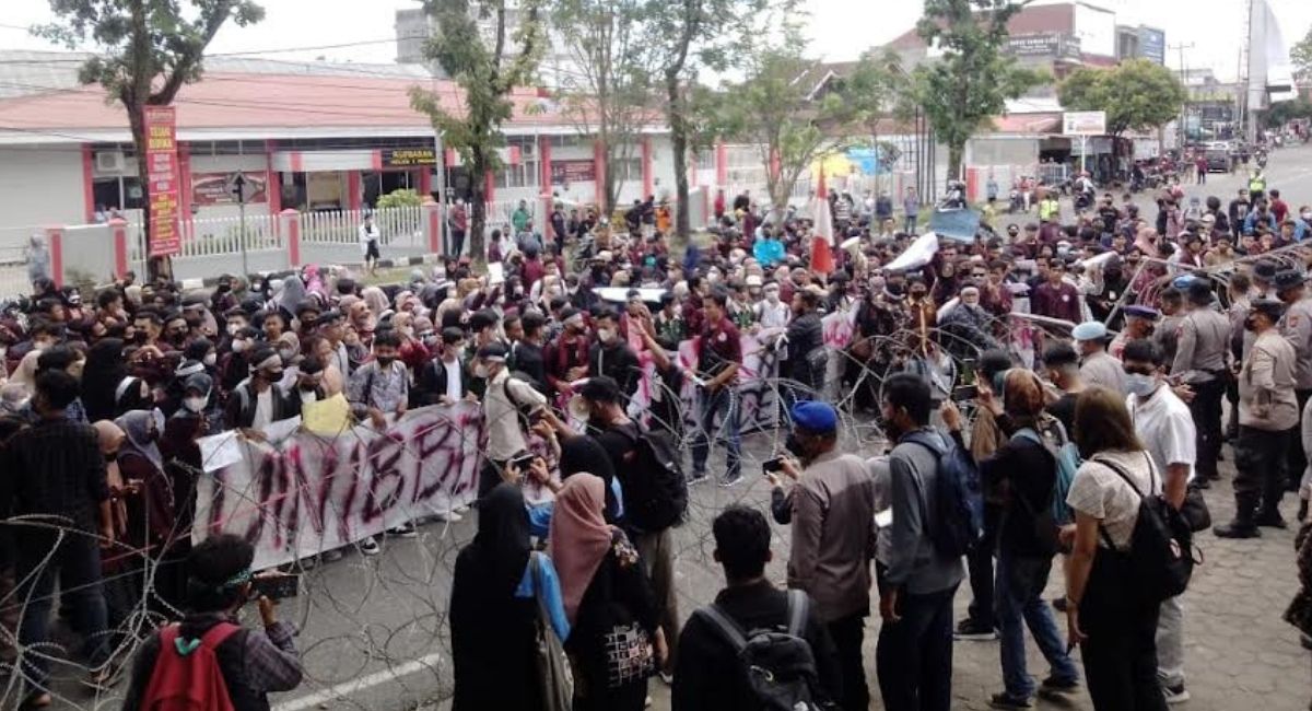 datang-bergelombang-massa-demonstrasi-di-dprd-sumbar-diprediksi-capai-ribuan-orang