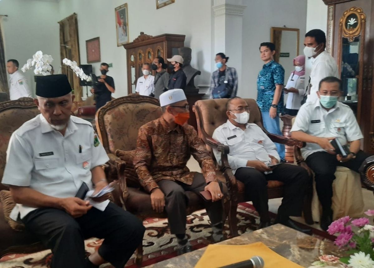 Berita Sumbar terbaru dan terkini hari ini: Gubernur Sumbar meminta kepala daerah agar mengawasi warga pendatang di tingkat RT dan nagari.