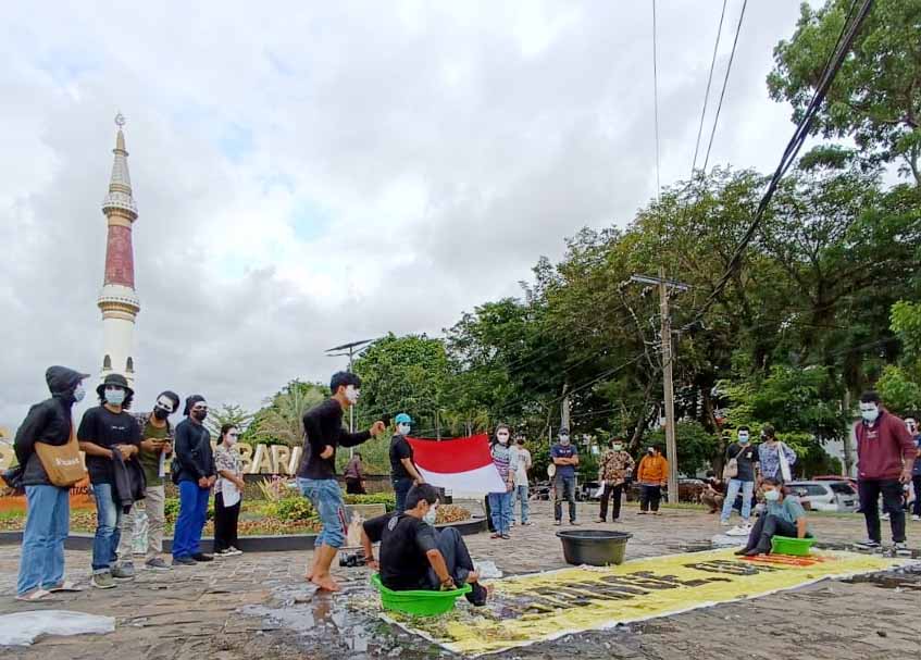 Berita Sumbar terbaru dan terkini hari ini: Koalisi AMPH Sumbar menggelar teaterikal untuk memperingati Hari Bumi tahun 2022.